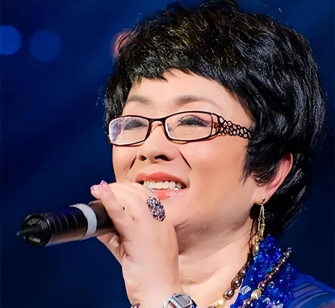 歌唱形式叫做"男女声二重唱"经常出现在各类晚会上,最早是张振富和