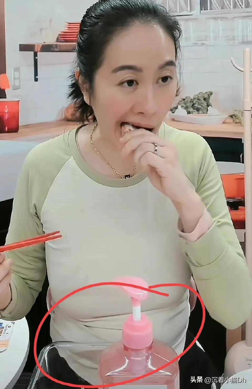 女星叶璇现身直播间带货,肚子疑似怀孕,吃相遭到网友的热议_女神_形象