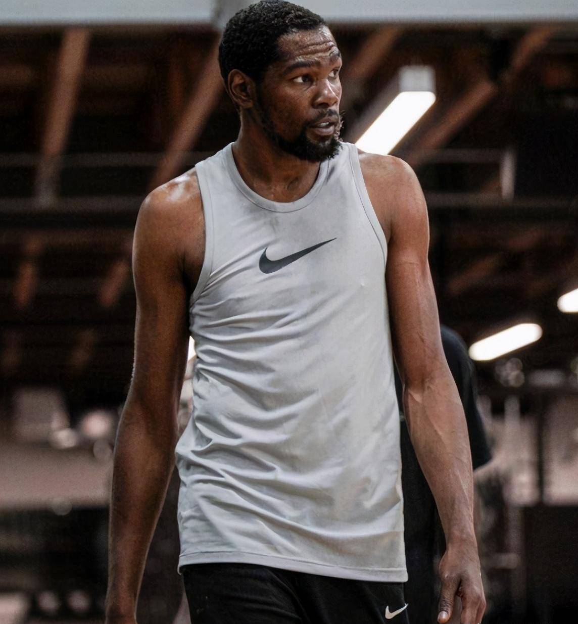 杜兰特最新训练照曝光:灰秋裤,内八投篮 专家预测他能完全恢复_阿杜