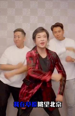刘晓庆跳舞，四肢僵硬动作跟不上，面部表情不自然像戴人皮面具？