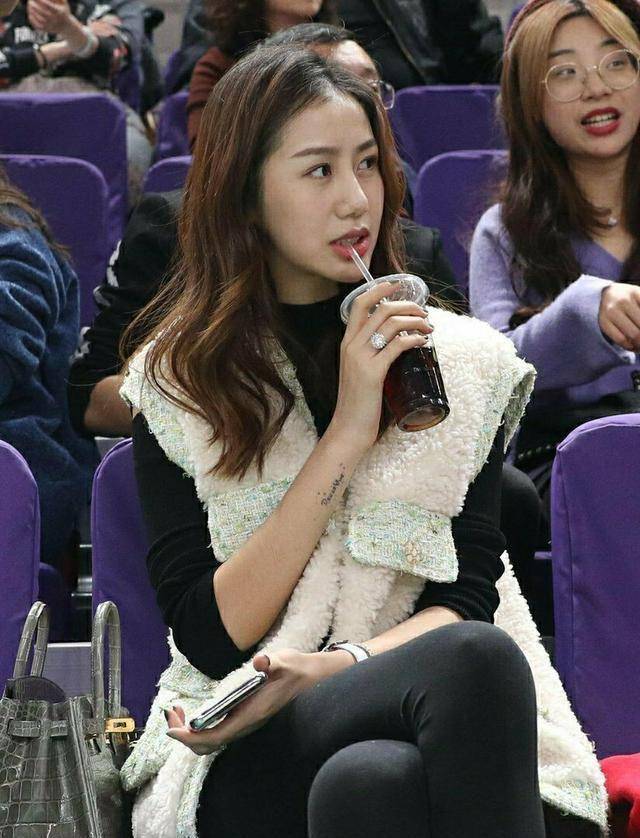 孙悦娇妻观战cba,手上钻戒太耀眼喝奶茶都散发着气质_陈露_北控