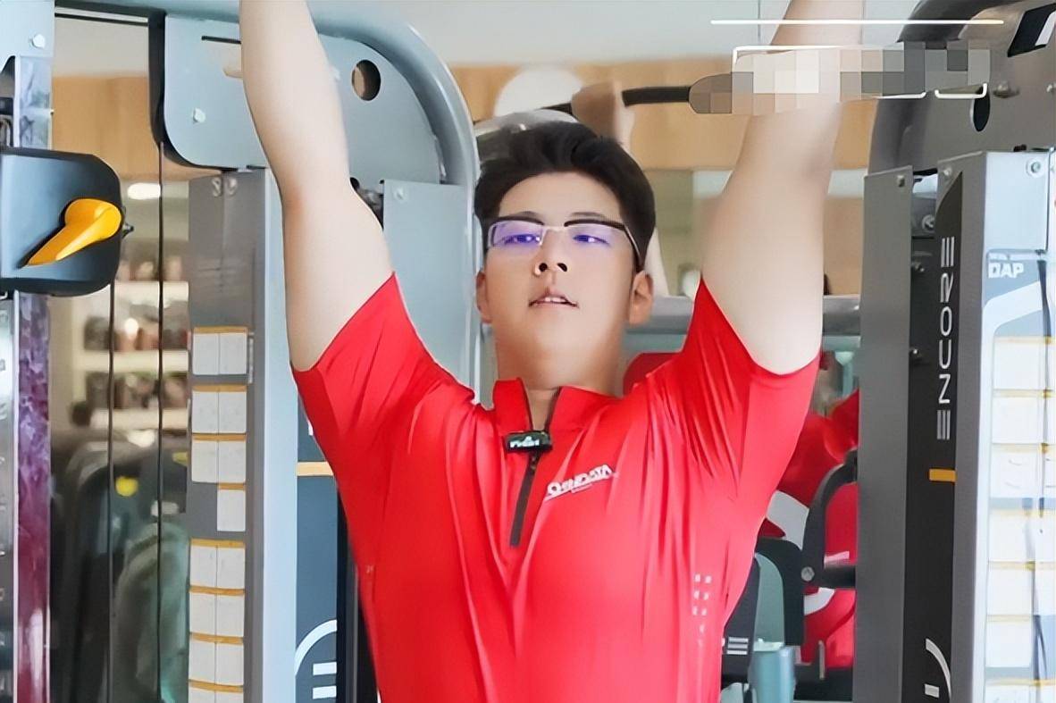 郭涛罕见晒娃,15岁石头身材健硕,长相像父亲,网友:石头变陨石_视频