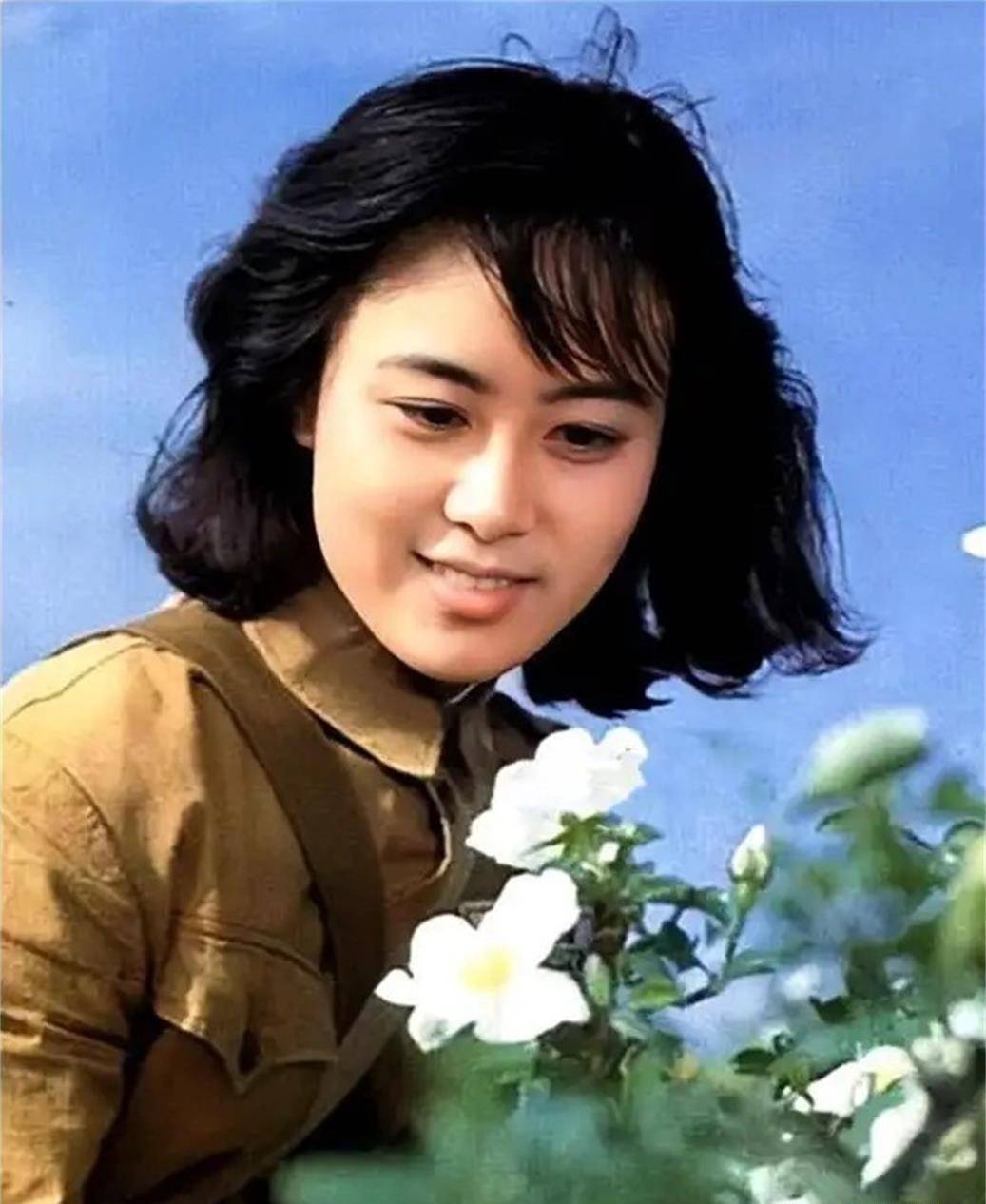 《蜗居》电视连续剧中饰演徐丽的女演员吴玉芳年轻时的照片(1)_图片