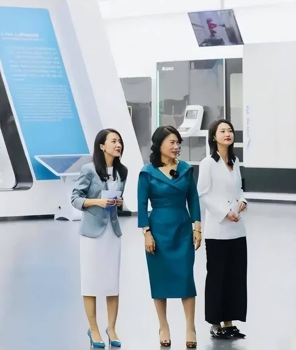 董明珠换个风格气质大变!