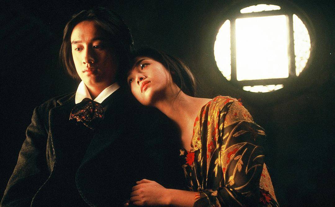 1990年,黄磊参演《边走边唱》,这部电影的执导人是如今著名的导演