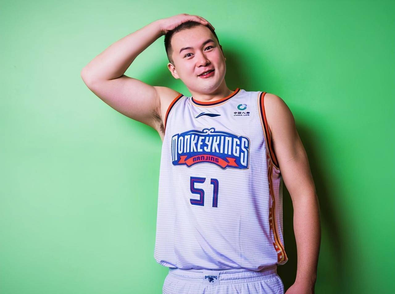 万圣伟是不折不扣的人生赢家,cuba的绝对霸主,在cba打了两个赛季都