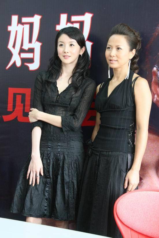 知名女星一个人坐高铁,57岁肤白貌美背像小姑娘,43岁演张翰妈妈