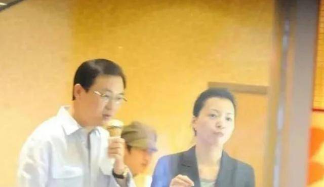 当年还是富商的时候,董卿怀孕生子的时候,老公对他无微不至的照顾,还