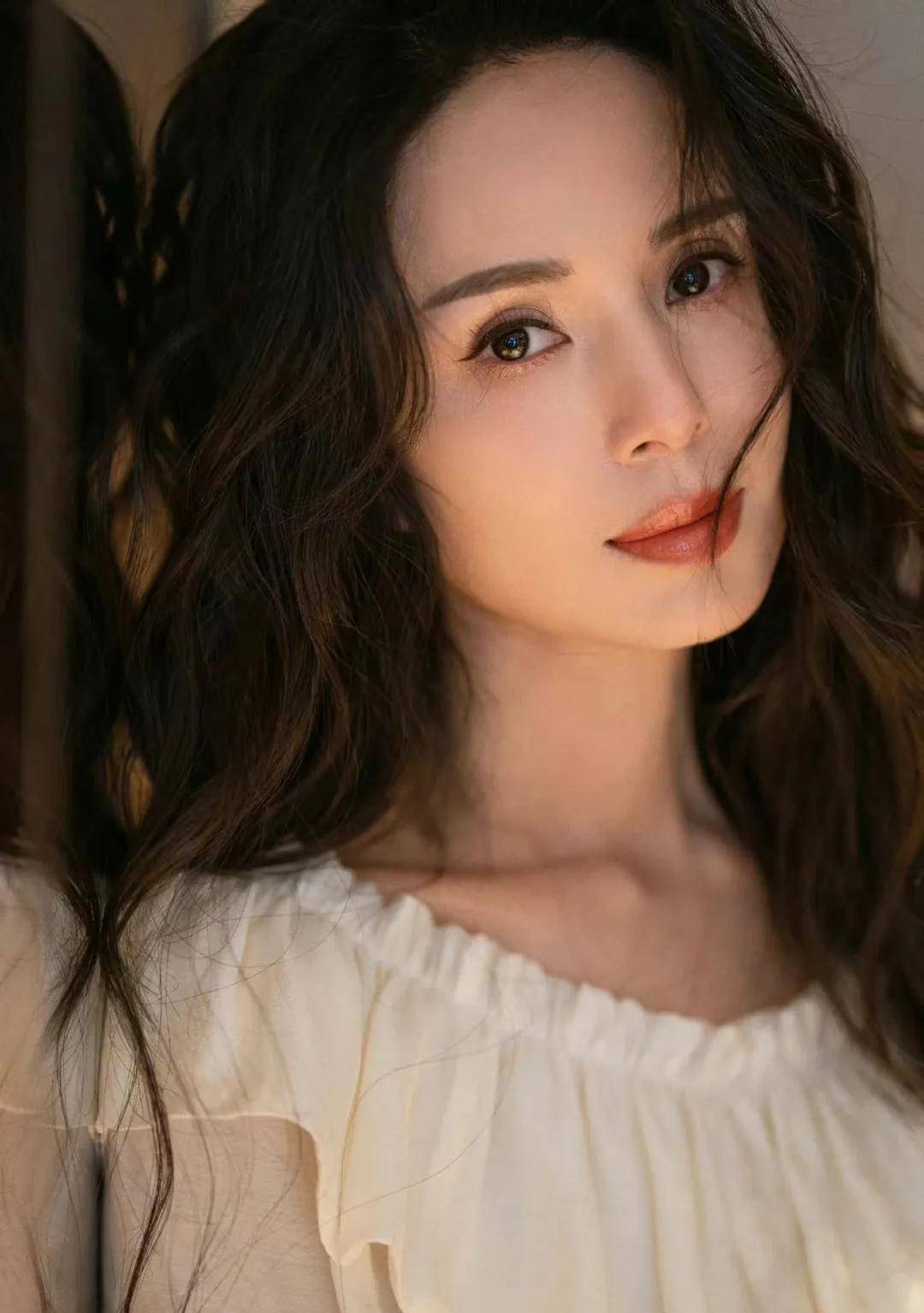 56岁李若彤近况曝光,从"最美小龙女"到为渣男还债_状态_照片_网友