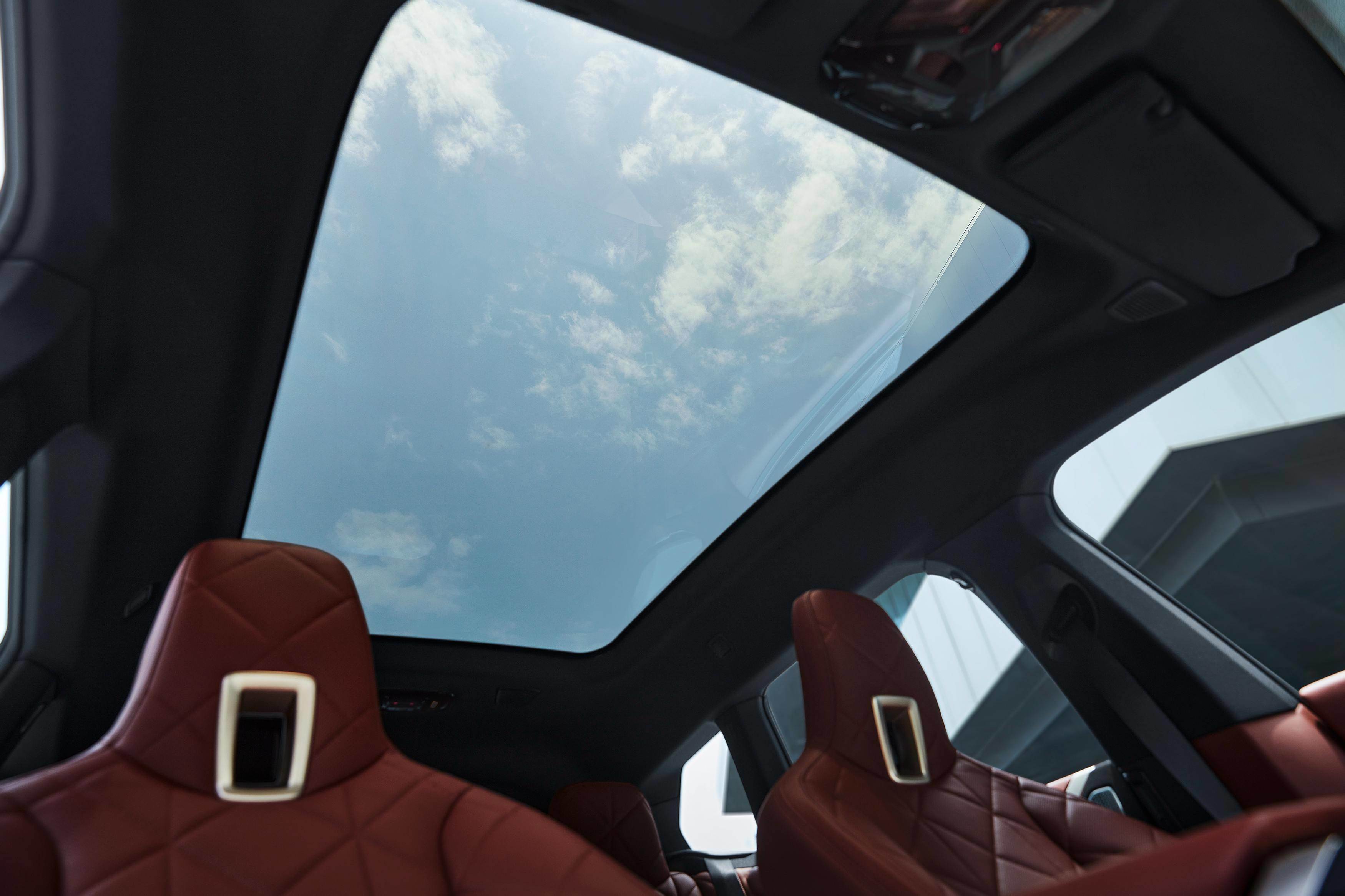 "超大尺寸全景天窗/天幕,可调透光度,紫外线阻隔率极高",这是车企们近