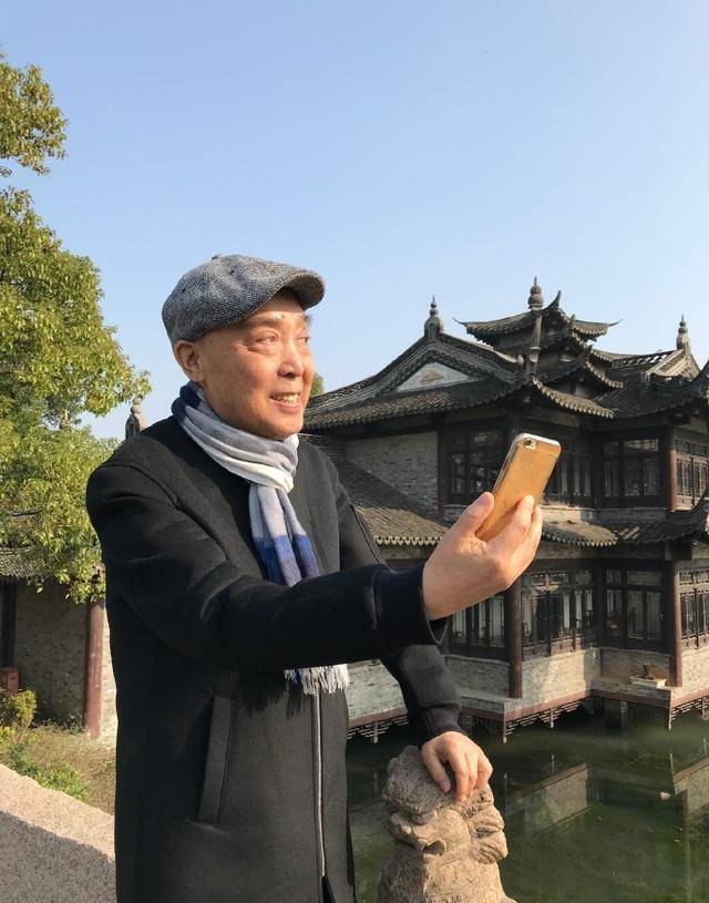 师胜杰康复出院,容光焕发的晒太阳,精神头十足!