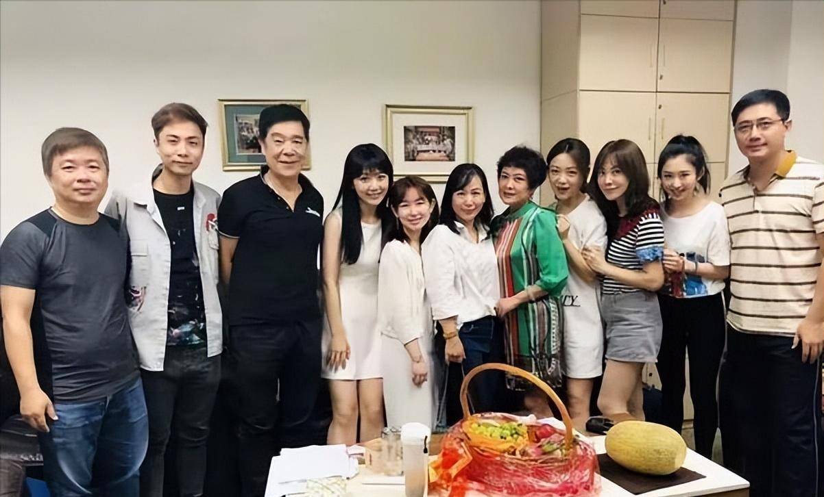 他正式进入"康世伯"时代_枝子_观众_何文茵