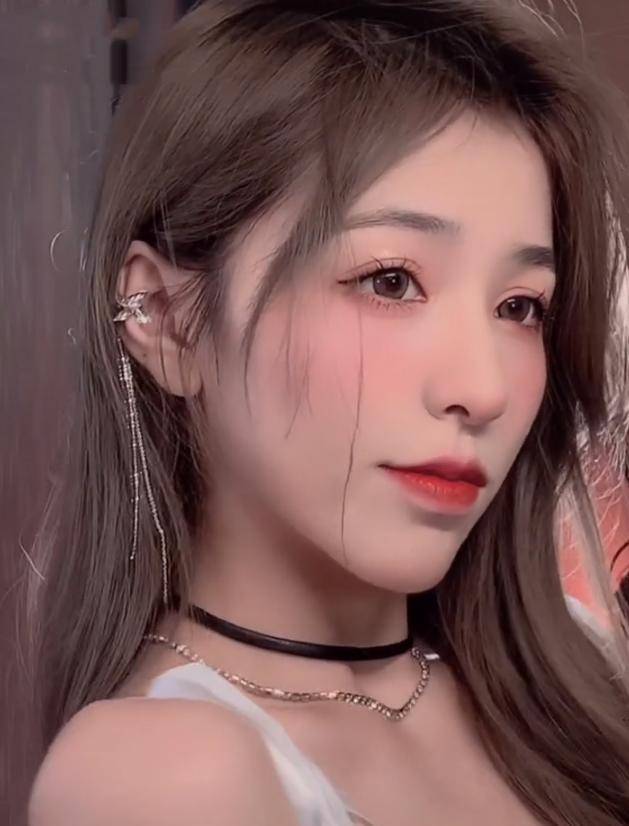 刘思瑶素颜录化妆视频,却因美白开得过分遭吐槽,真诚一点不好吗_因为