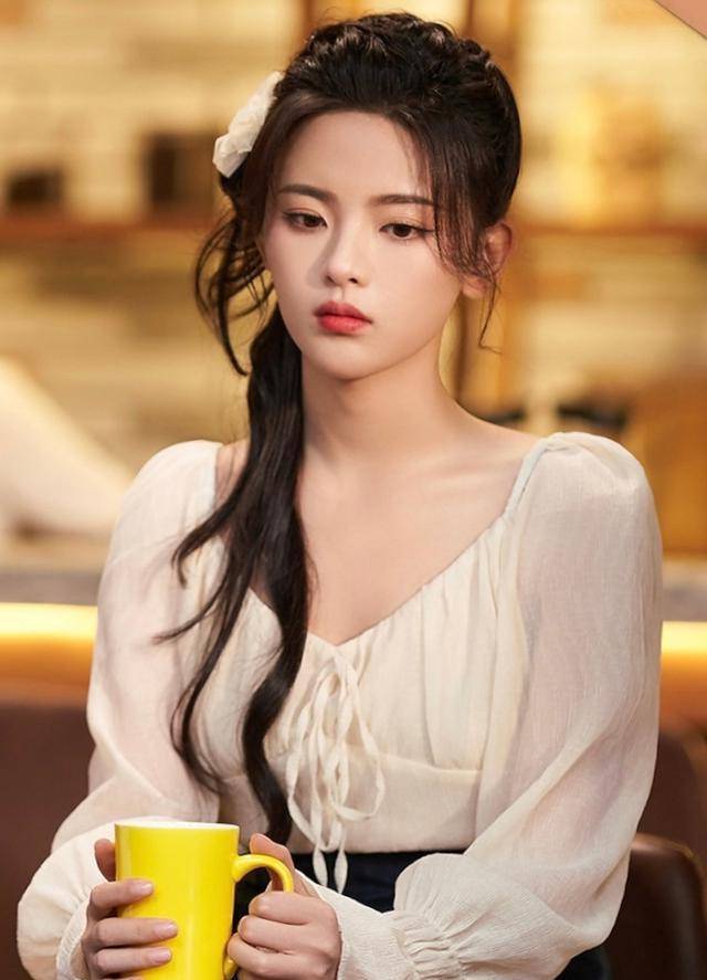 《家有姐妹》中,杨超越吃到大瓜的表情简直在演我,太形象了_方向_感觉