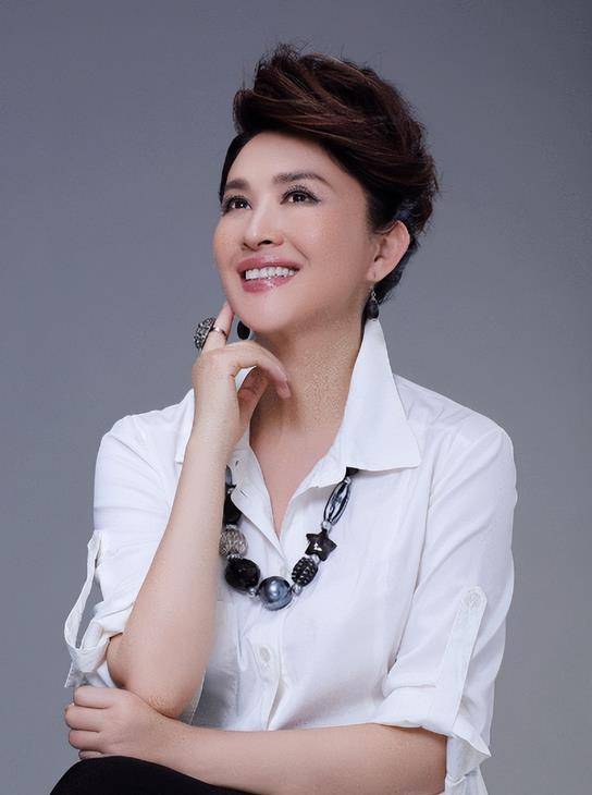 十佳主持田歌,靠《光荣绽放》爆火,和尤小刚离婚后
