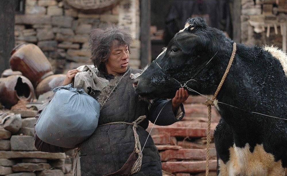 黄渤的封帝之作,一人撑起一部剧,被称为喜剧版《活着》_牛二_奶牛