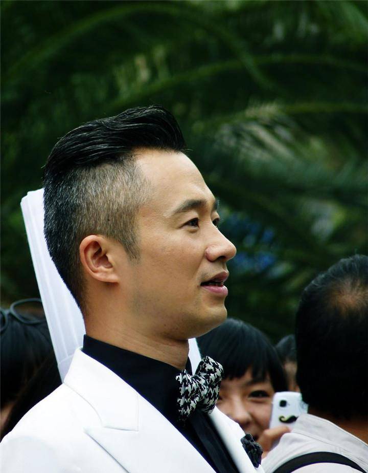 48岁程雷患病后满头白发,小18岁娇妻不离不弃,白发原因让人心酸!