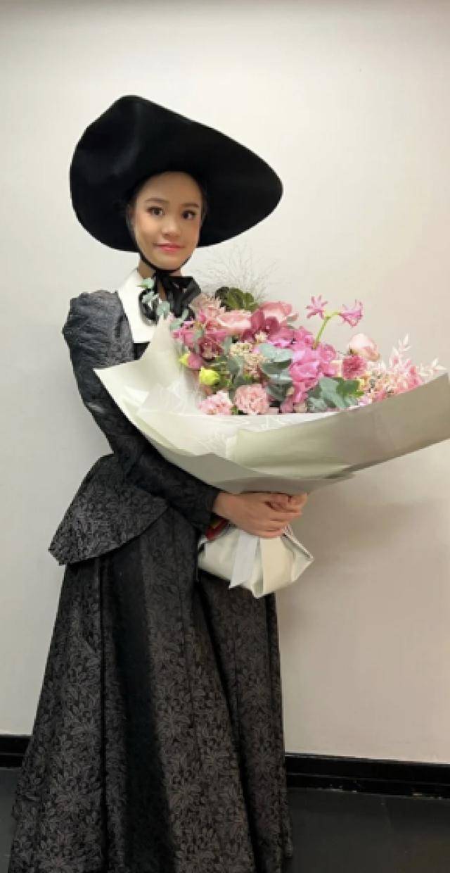 19岁刘秀盈参加芭蕾演出,父亲刘銮雄送鲜花贺卡,言语尽显慈爱_吕丽君