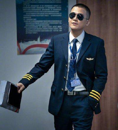 张涵予是硬汉的代表,演机长非常到位,演啥像啥这就是张涵予的魅力.