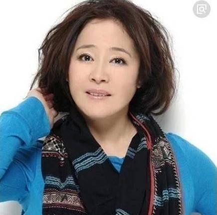 她的儿子是杜淳,年轻时就是美人一枚,今58岁比前夫娇妻还会保养_母亲