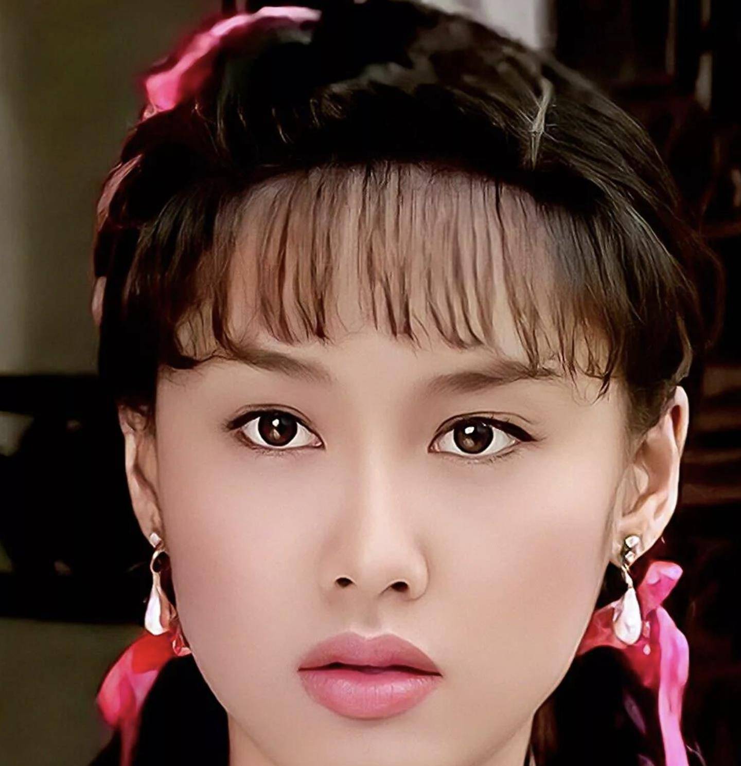 1998年,在琼瑶大剧《苍天有泪》中,朱茵饰演了女二号.