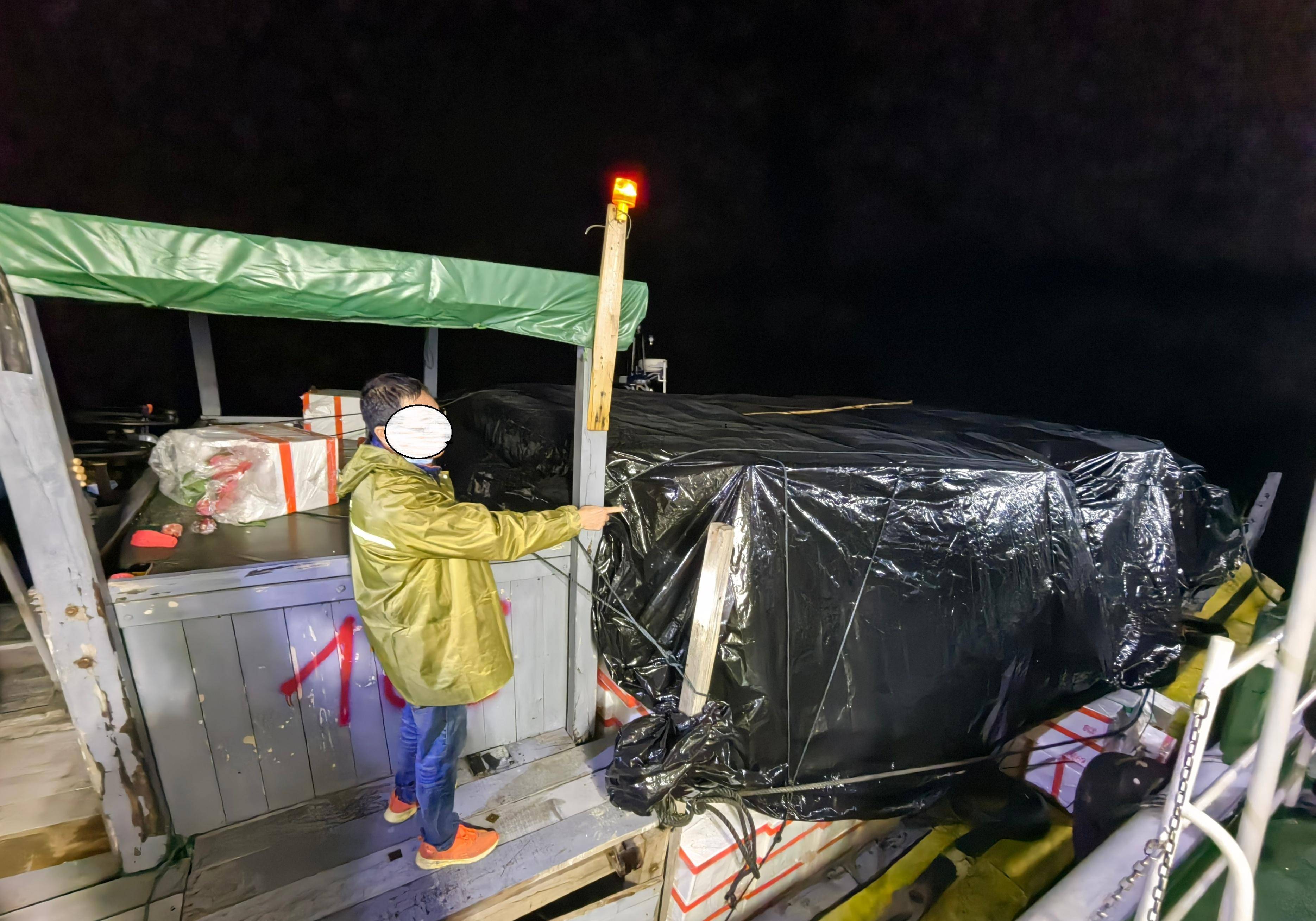 查扣涉嫌走私水果木船1月9日23时许,防城港海警局执法艇在白须公礁南