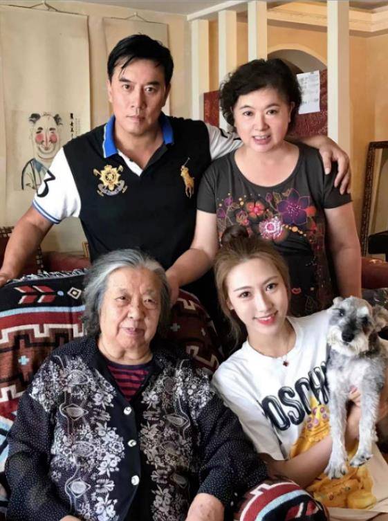老人就这样度过了晚年快乐的几年.陈佩斯和他的兄弟姐妹们轮流照顾他.