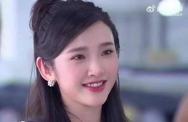 唐艺昕晒长发短发随拍,纯欲感十足,又是羡慕张若昀的一天!