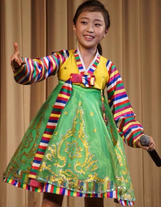 相貌出众的朝鲜女孩,长大后一般从事什么工作?_导游_美女_涉外
