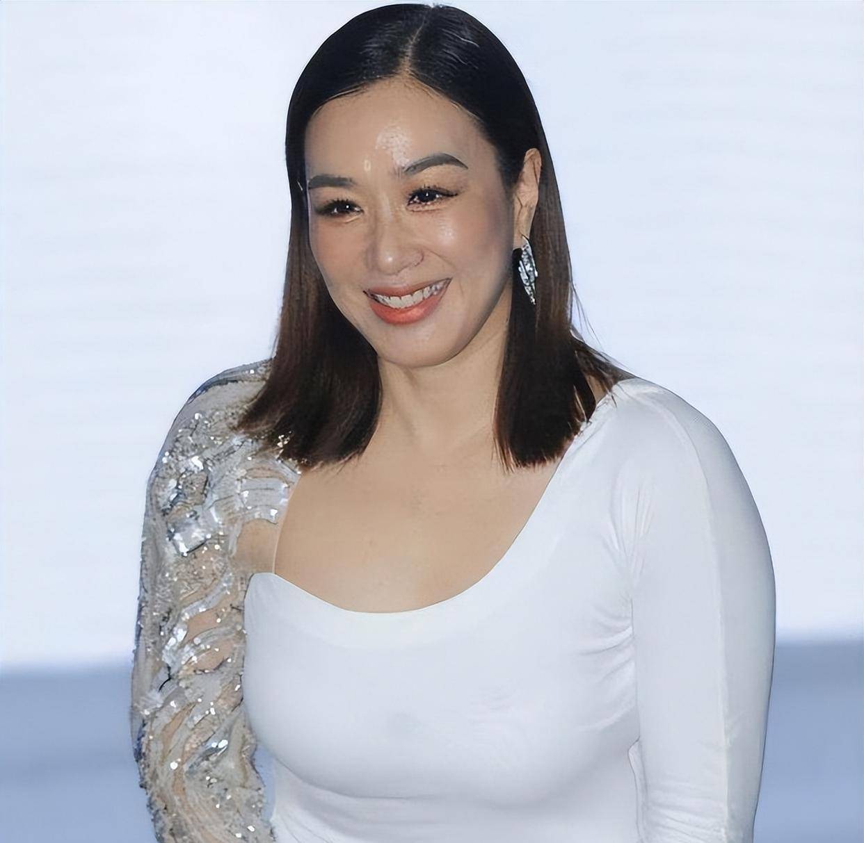 钟丽缇:49岁嫁小12岁的张伦硕,婚后6年苦不堪言,因50万闹离婚_婚姻