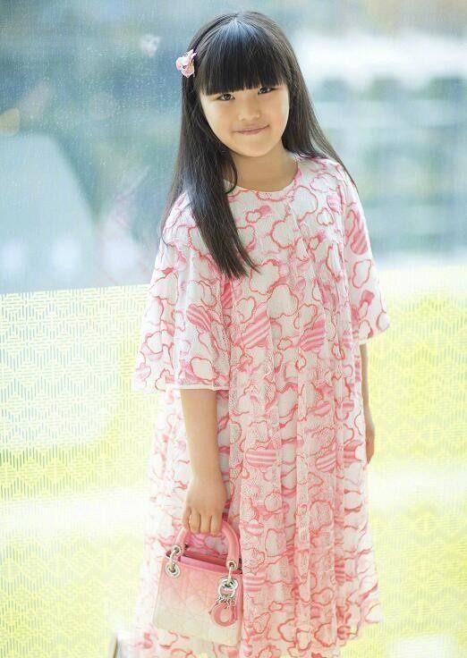 李湘的女儿王诗龄演绎babydior2017春夏系列,红色立体印花裙和头上的