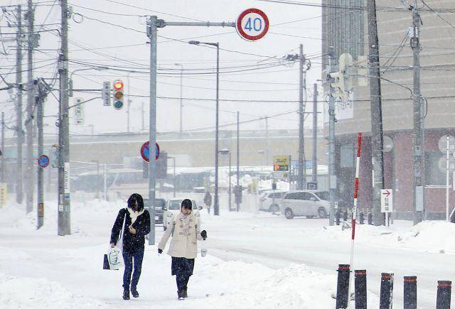 寒流侵袭多地降暴雪，日本人出门全副武装，网友：说的不怕冷呢?？