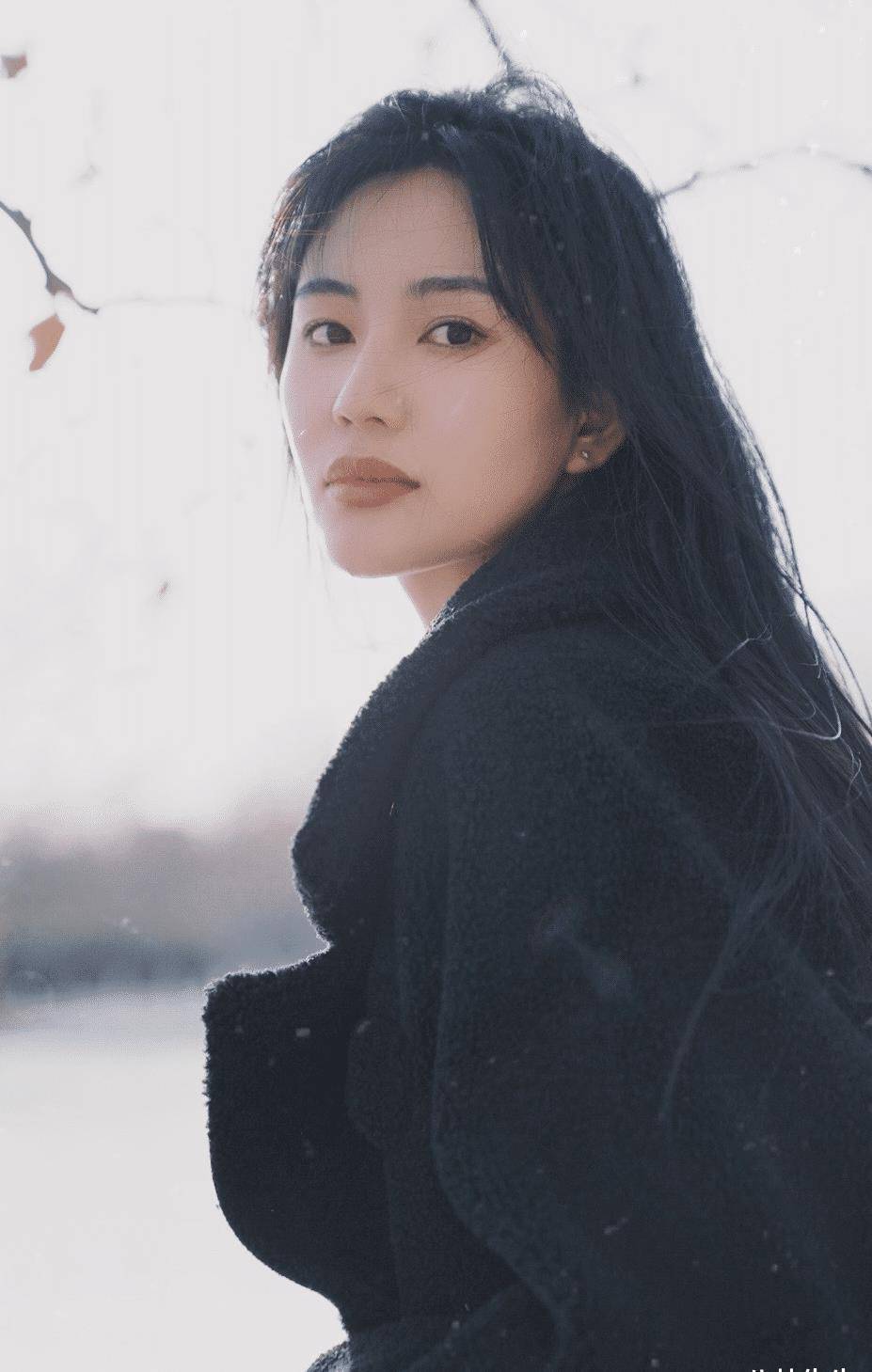 1997年出生的范飞,身材高挑,成熟的脸蛋,很适合御姐的风格.