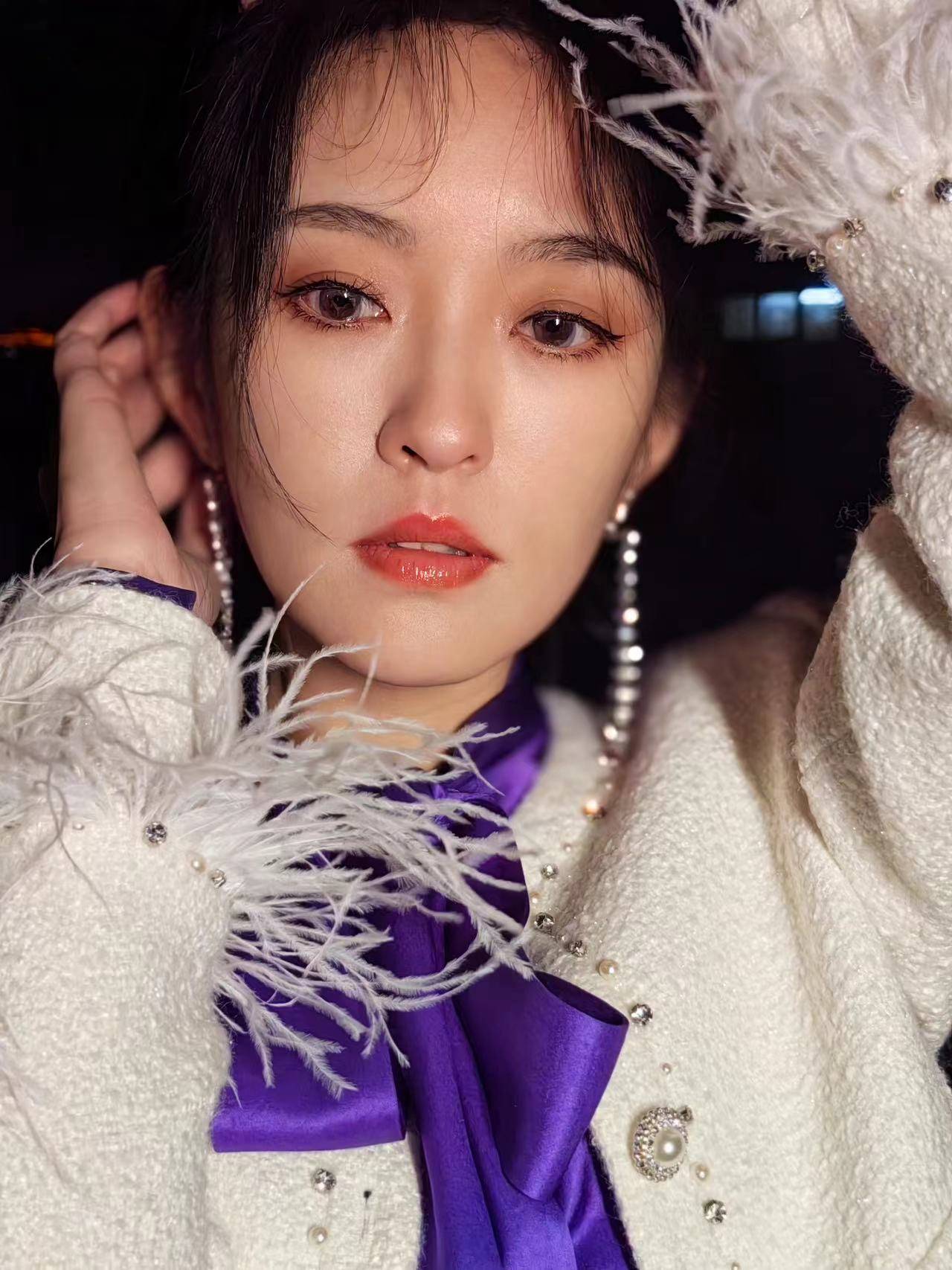 刘泳希新春写真 长裙飘逸灵动 尽显紫色魅惑_故事_思绪_眼神