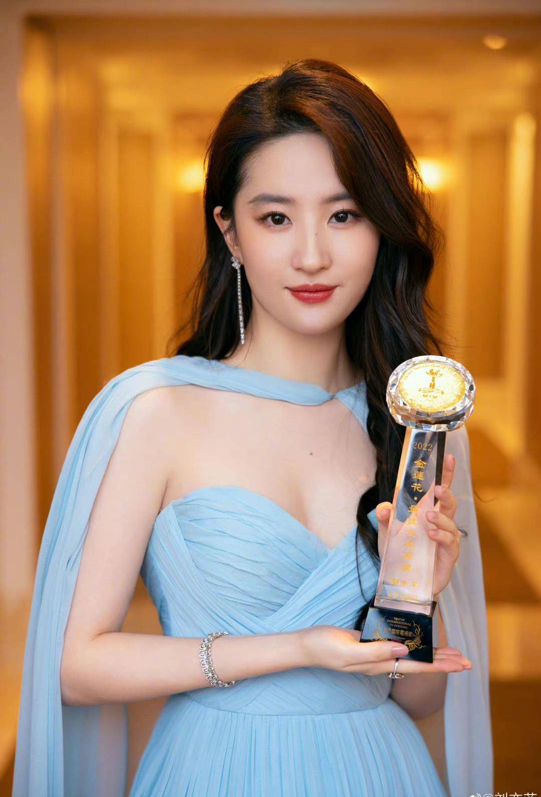 刘亦菲凭借《梦华录》，获得澳门电影电视节“金莲花”奖！