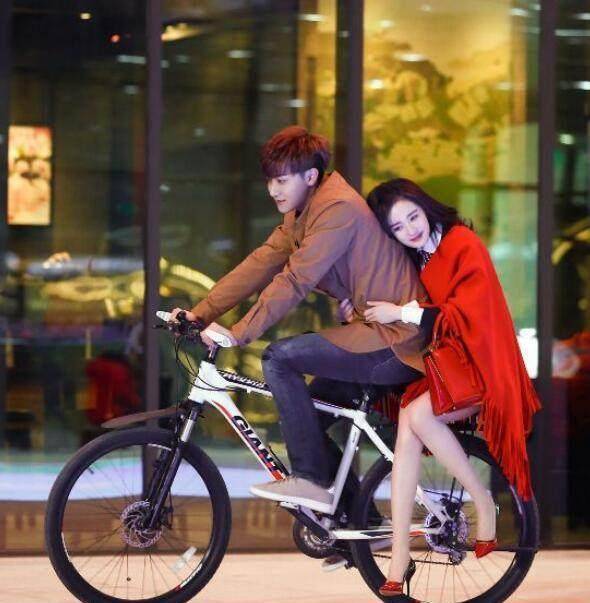 杨幂与小4岁林允儿4次撞衫,网友:为啥占尽优势的没赢?_黑色_鞋子_漂亮