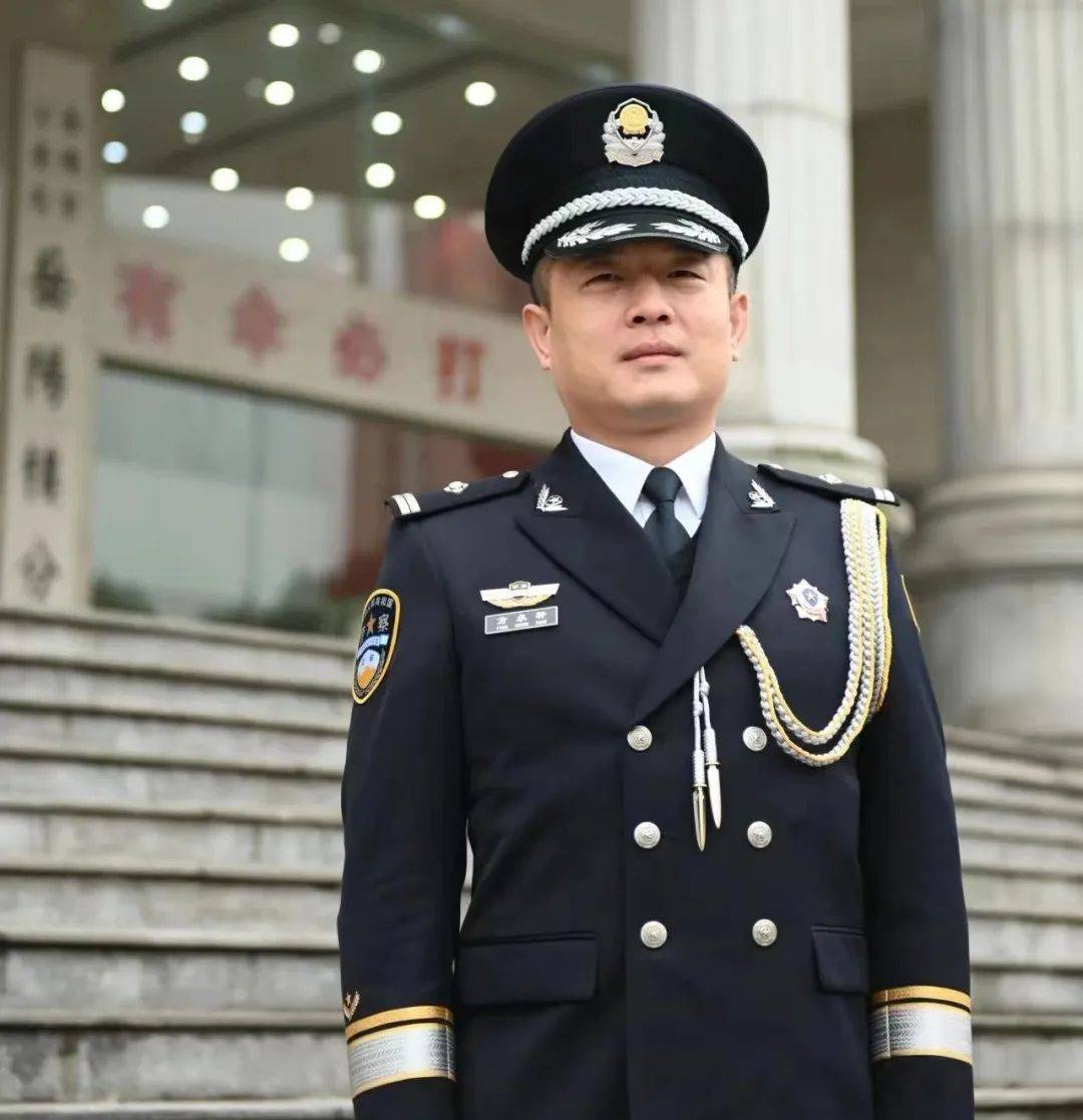 方承轩一袭藏蓝挚热血