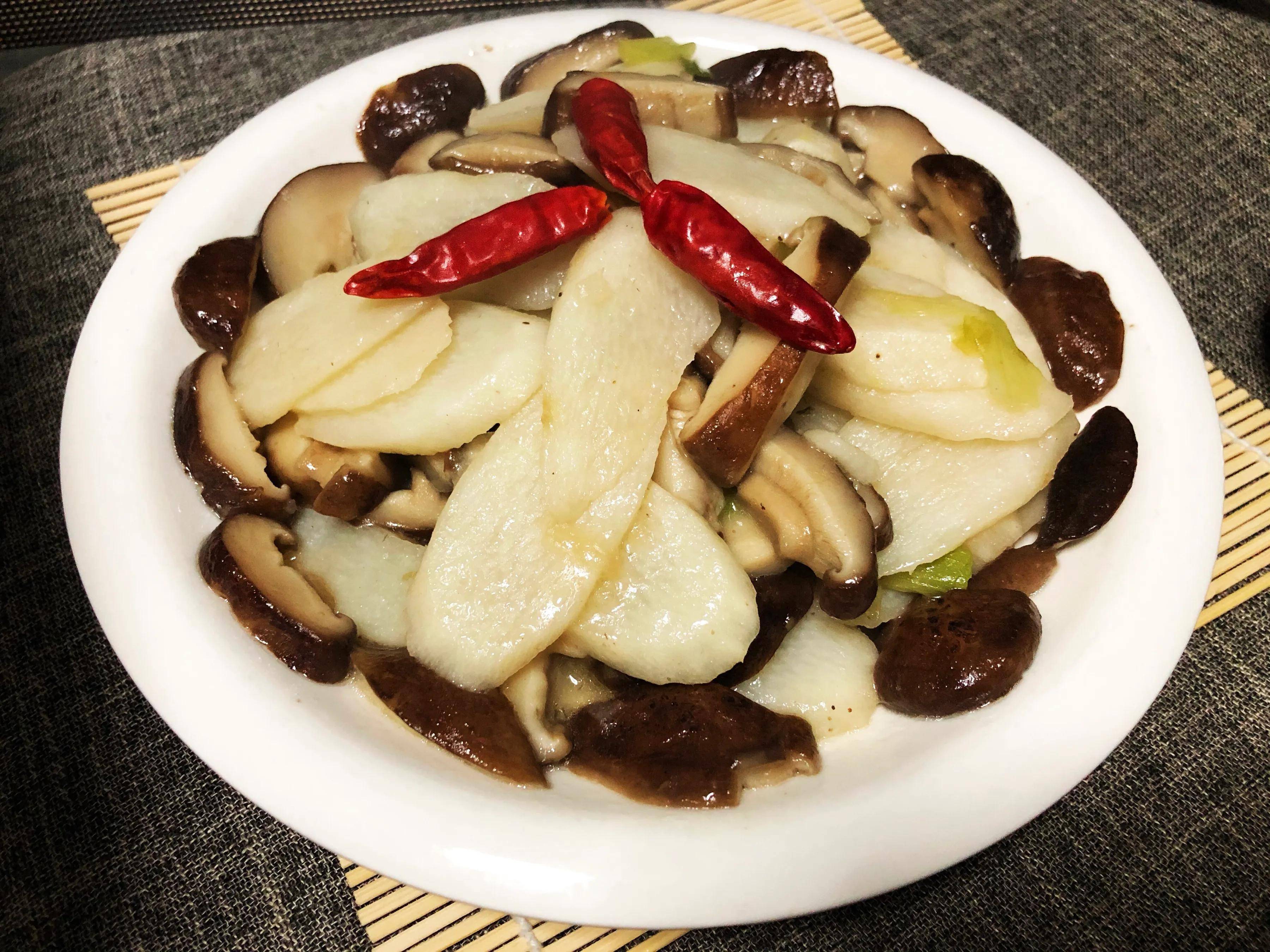 食材:香菇,山药,香葱(1)首先将香菇清洗干净,热水下锅绰水,捞出再清洗