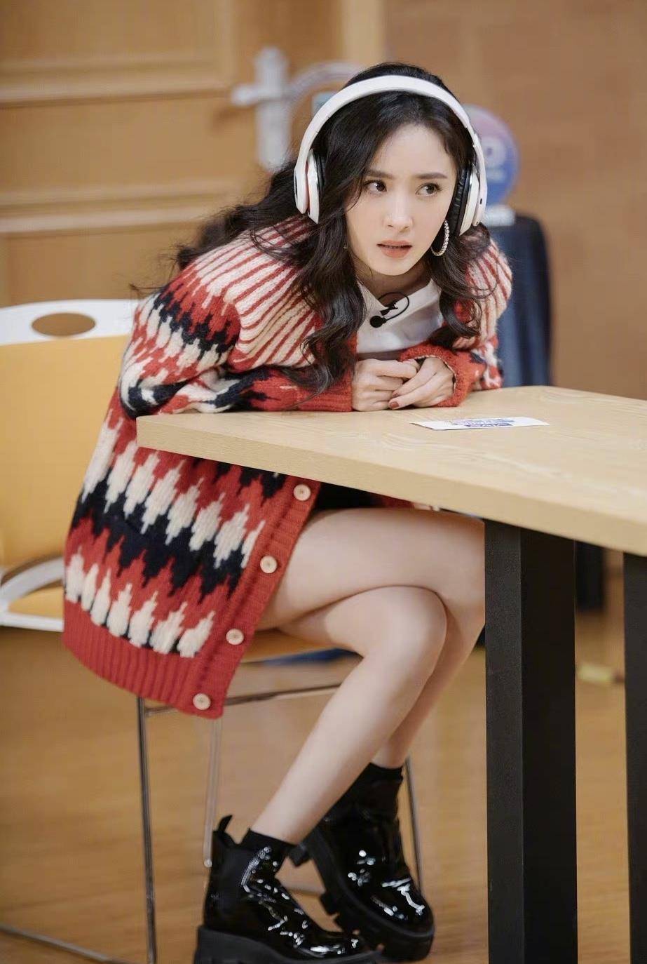 杨幂身穿条纹毛衣配短裙,双腿纤细大秀好身材