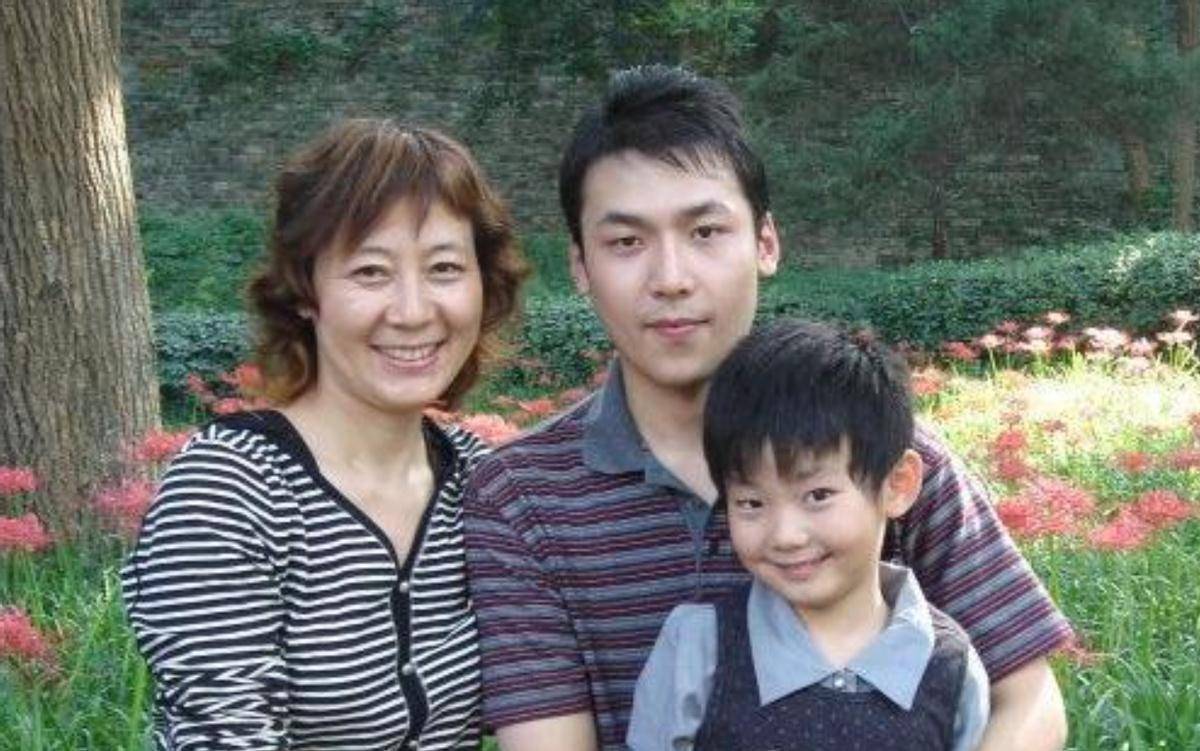 范明:闪婚娶大6岁分手女富豪,视继子如己出,今继子成国家骄傲_厉玲