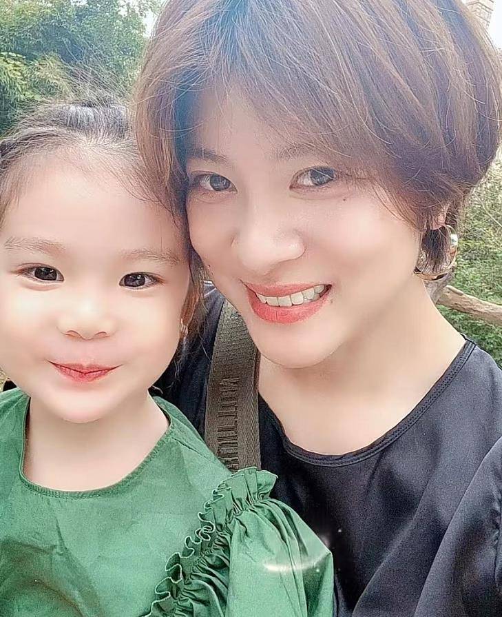 "反派专业户"曹征罕晒全家福,演员妻子美貌出众,子女呆萌可爱_孩子