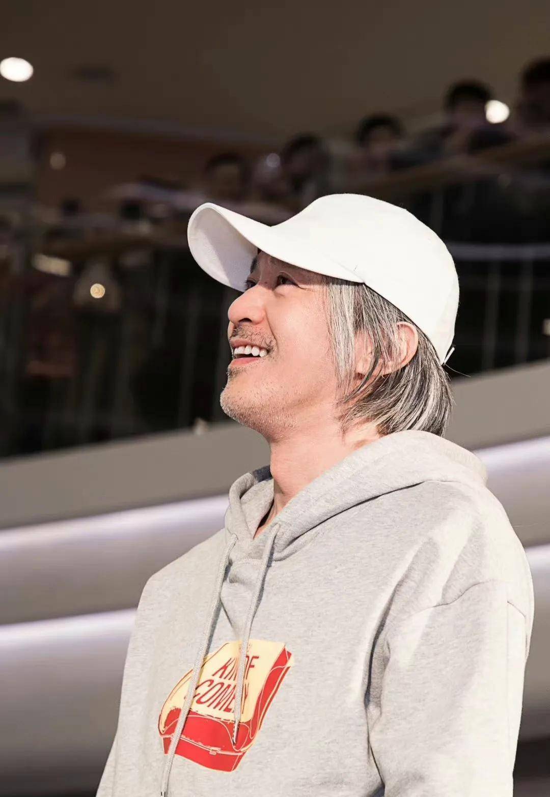 60岁周星驰罕见露面!