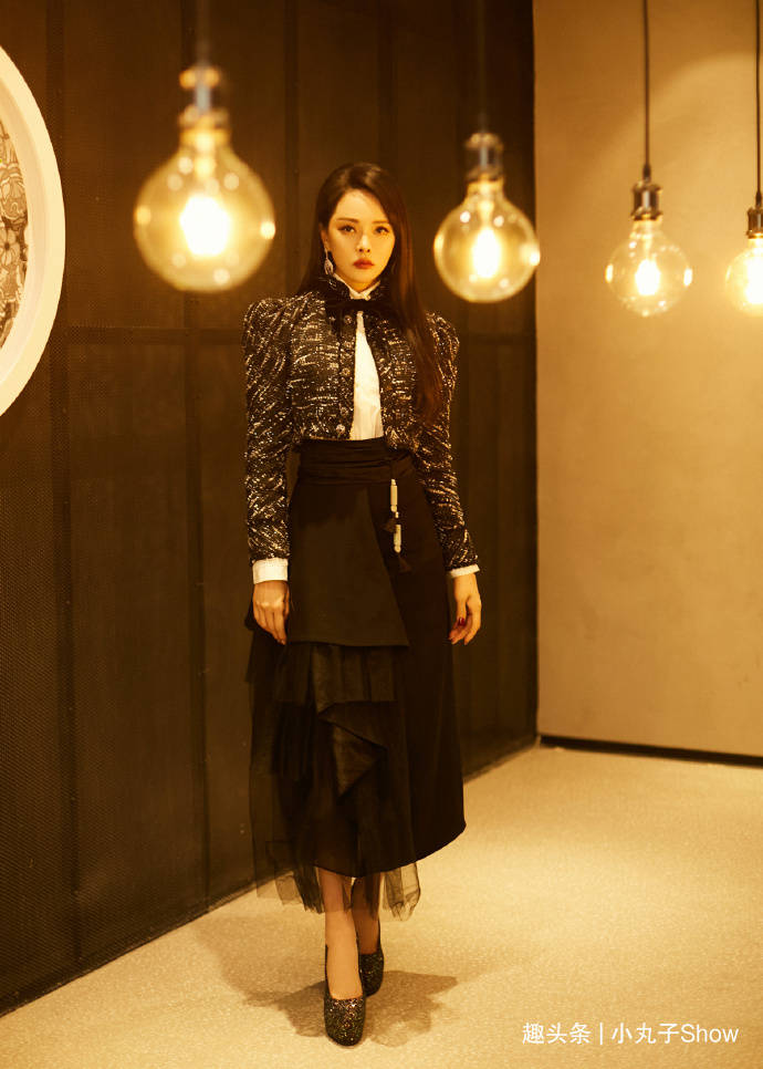 52岁伊能静真放得开,绿大衣配短裤走机场,大腿又黑又粗好真实_效果