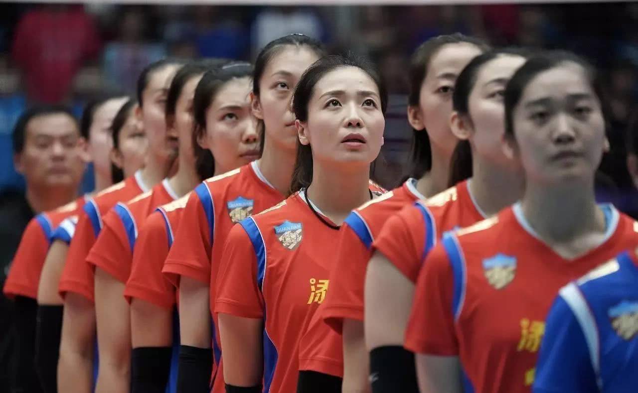 先来看看天津女排主力阵容名单:主攻:李盈莹,王艺竹;副攻:王媛媛,王宁