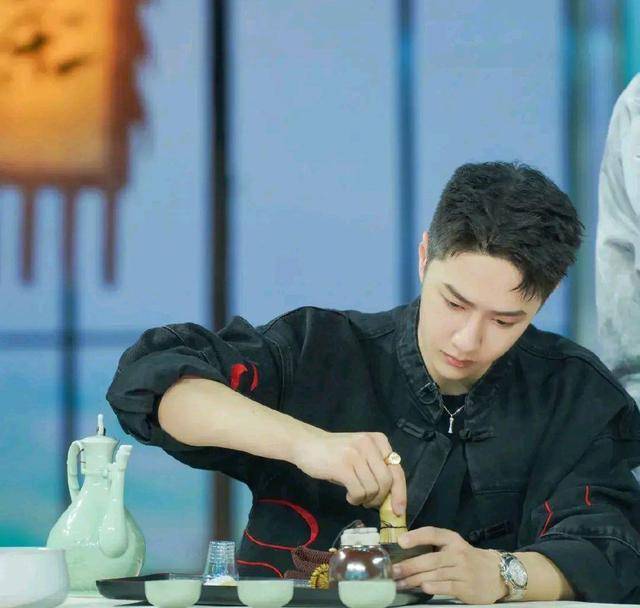 王一博一本正经学做抹茶,众人喝完后直言泡得太苦_带着_茶文化_孩子