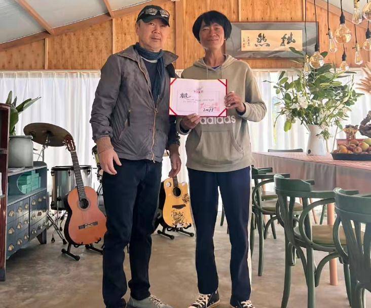 61岁崔健小地方包酒店聚会,老到胡渣发白长老年斑,现场男女众多_音乐