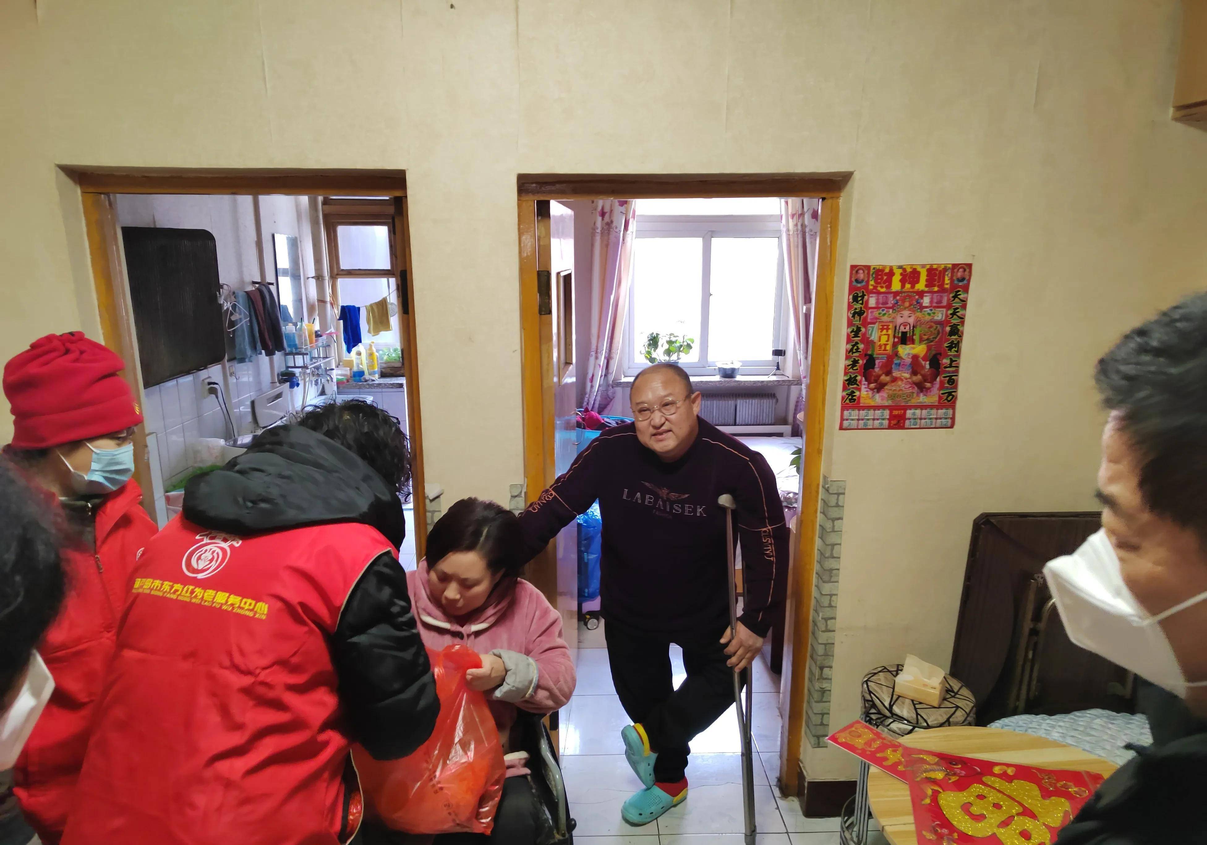 葫芦岛:东方红爱心协会为12户失独家庭,残疾人家庭送爱心大礼包_慰问