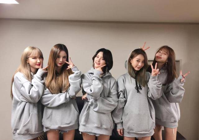 在演唱会结束之后,成员安孝珍在ins上传了成员们的聊天室截图,对话