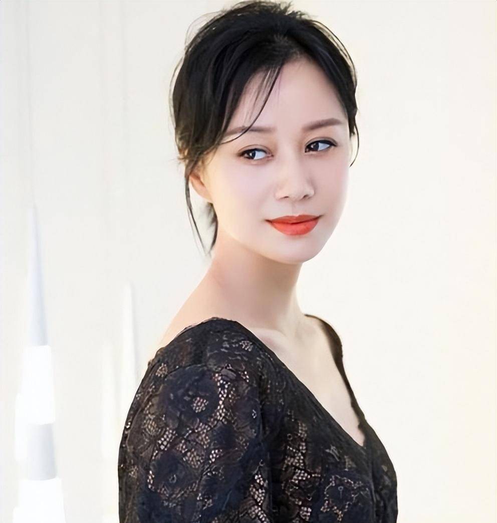 八位至今未婚的女明星,个个都是实力派,50多岁依旧美得不可方物_殷桃