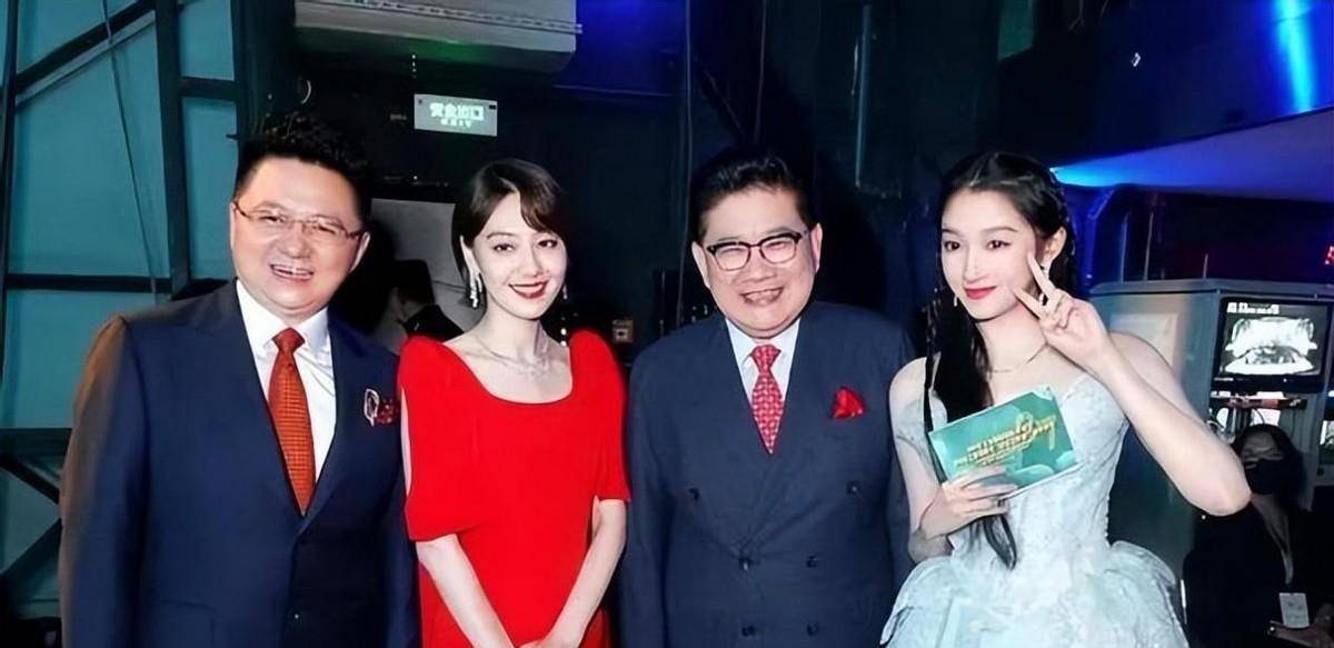 电视主持王冠:曾和曹可凡传绯闻,38岁依旧单身,婚姻让父母担忧_时候